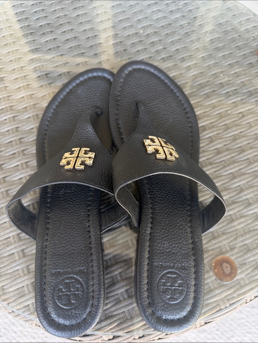 Tory Burch Black Leather Thong Sandals with Gold Logo Accent - Picture 2 of 3
